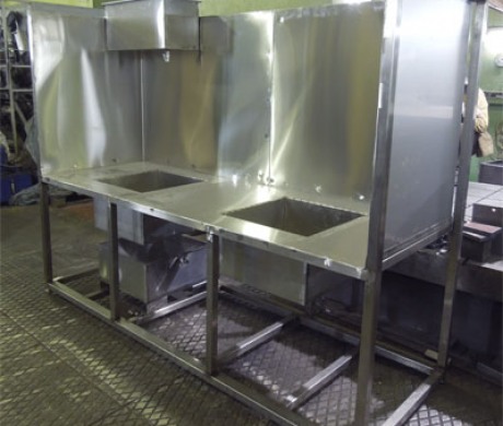 Изготовлен стол из нержавеющей стали для промывки пресс-форм